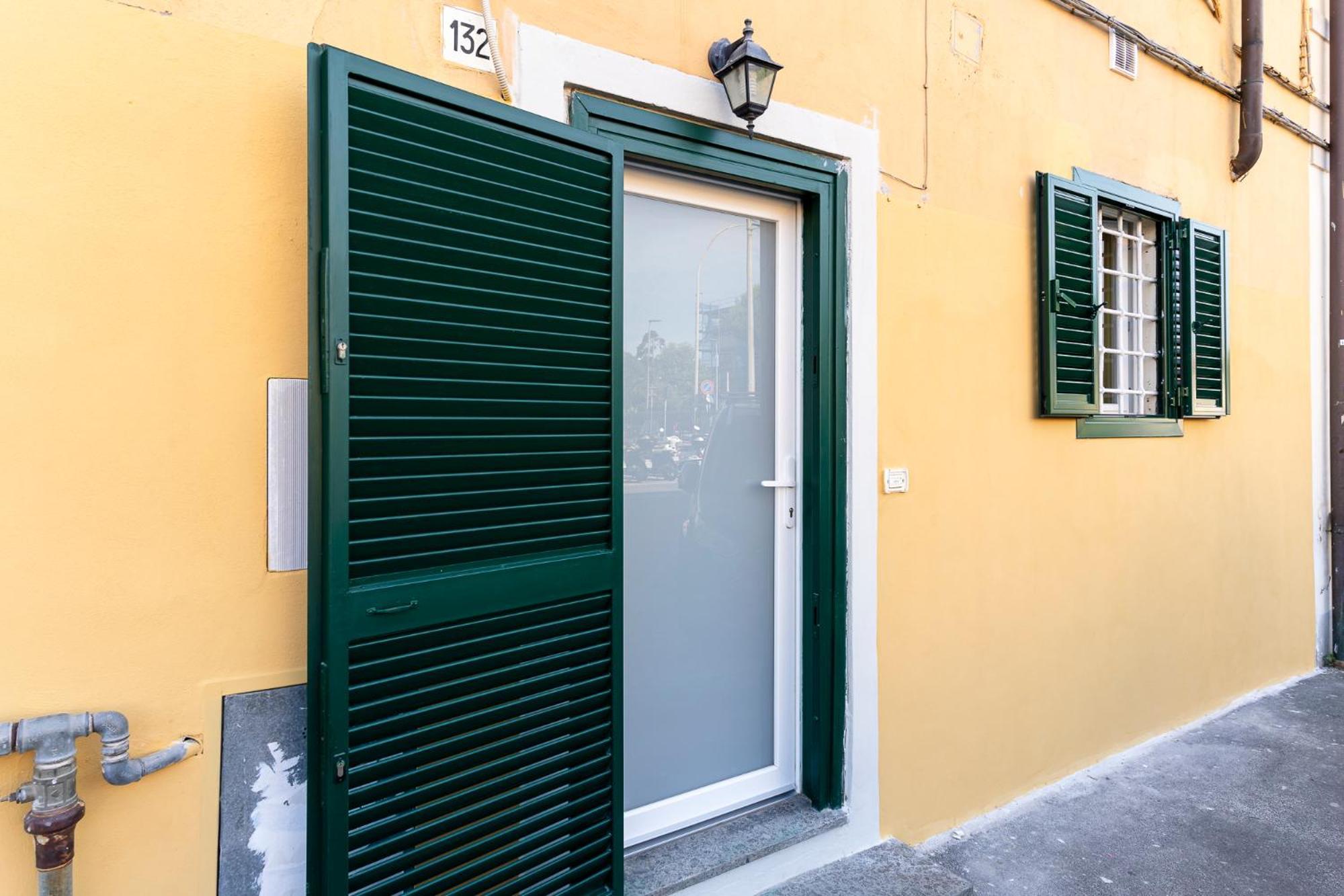 Livorno Yellow Apartament Near The Sea Екстер'єр фото