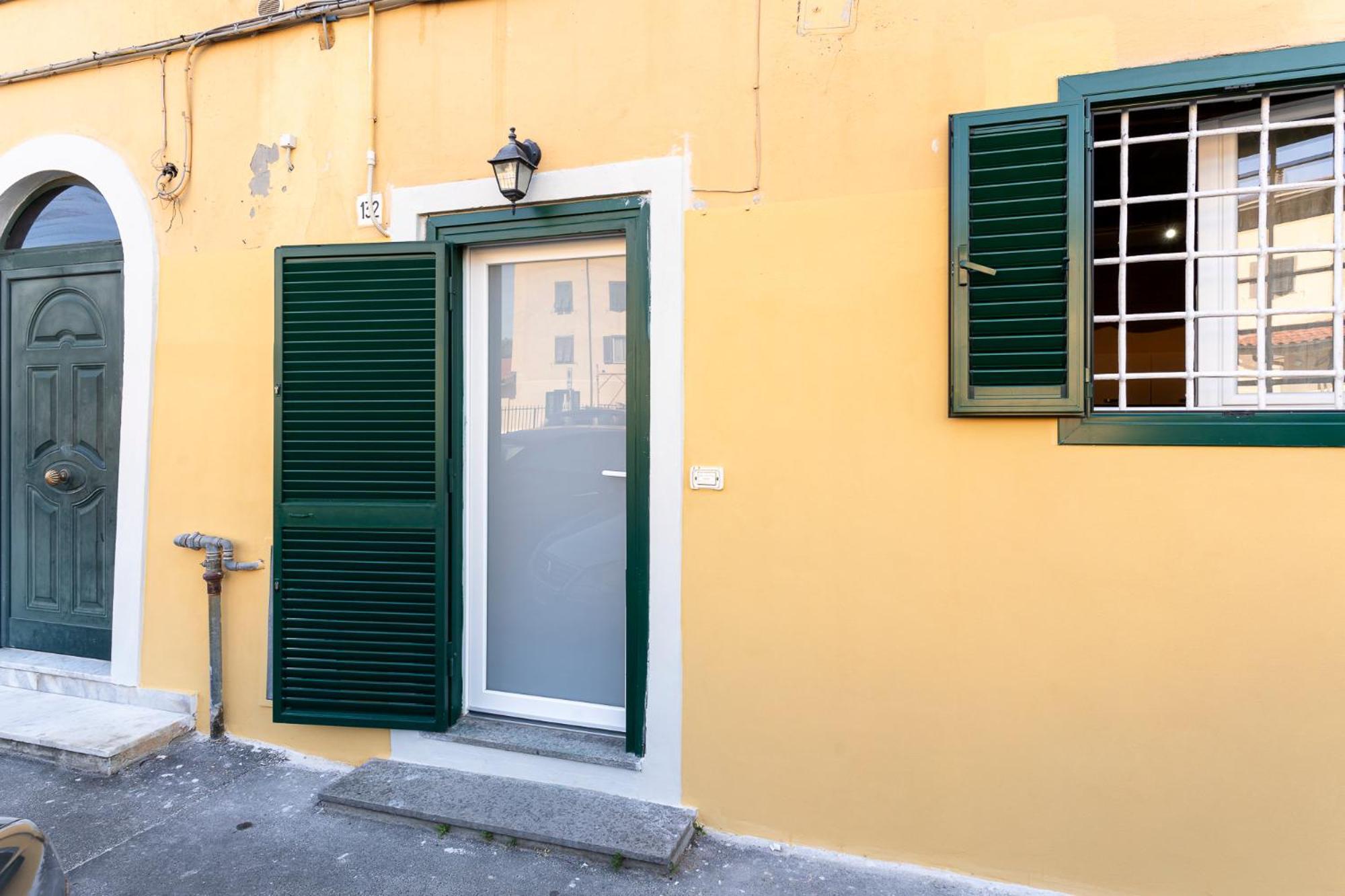 Livorno Yellow Apartament Near The Sea Екстер'єр фото